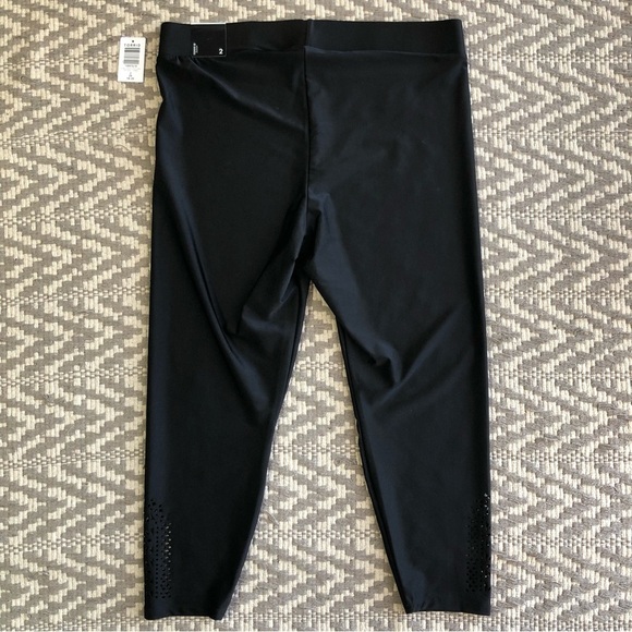 Torrid liquid black crop legging cutout side detail size 2 - Picture 7 of 11